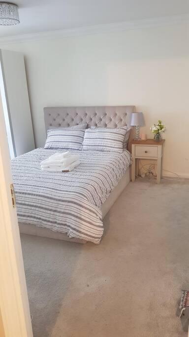 Lovely 2 Bedroom Flat In The Heart Of Water Wimbledon Londen