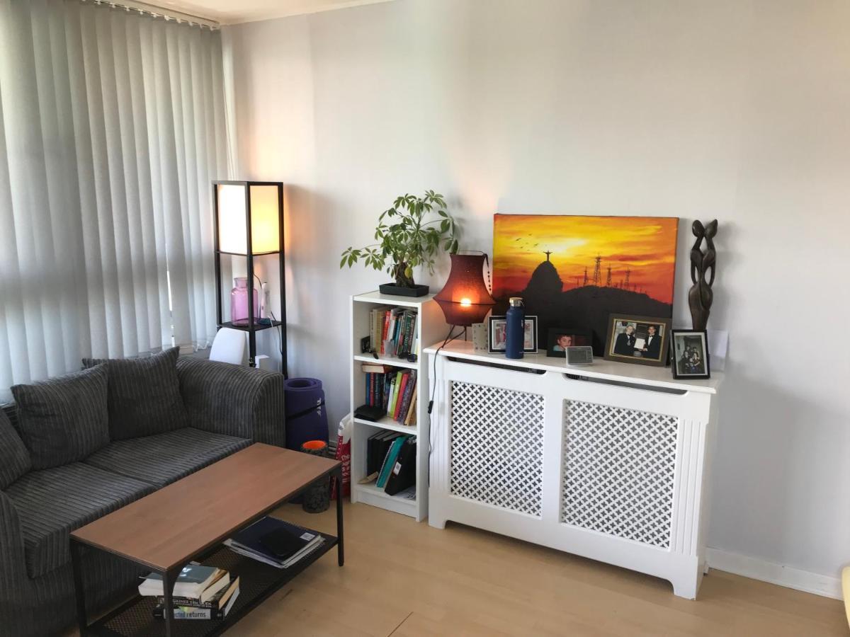 Sunny Flat In With Balcony, Just 15 Mins To Central!