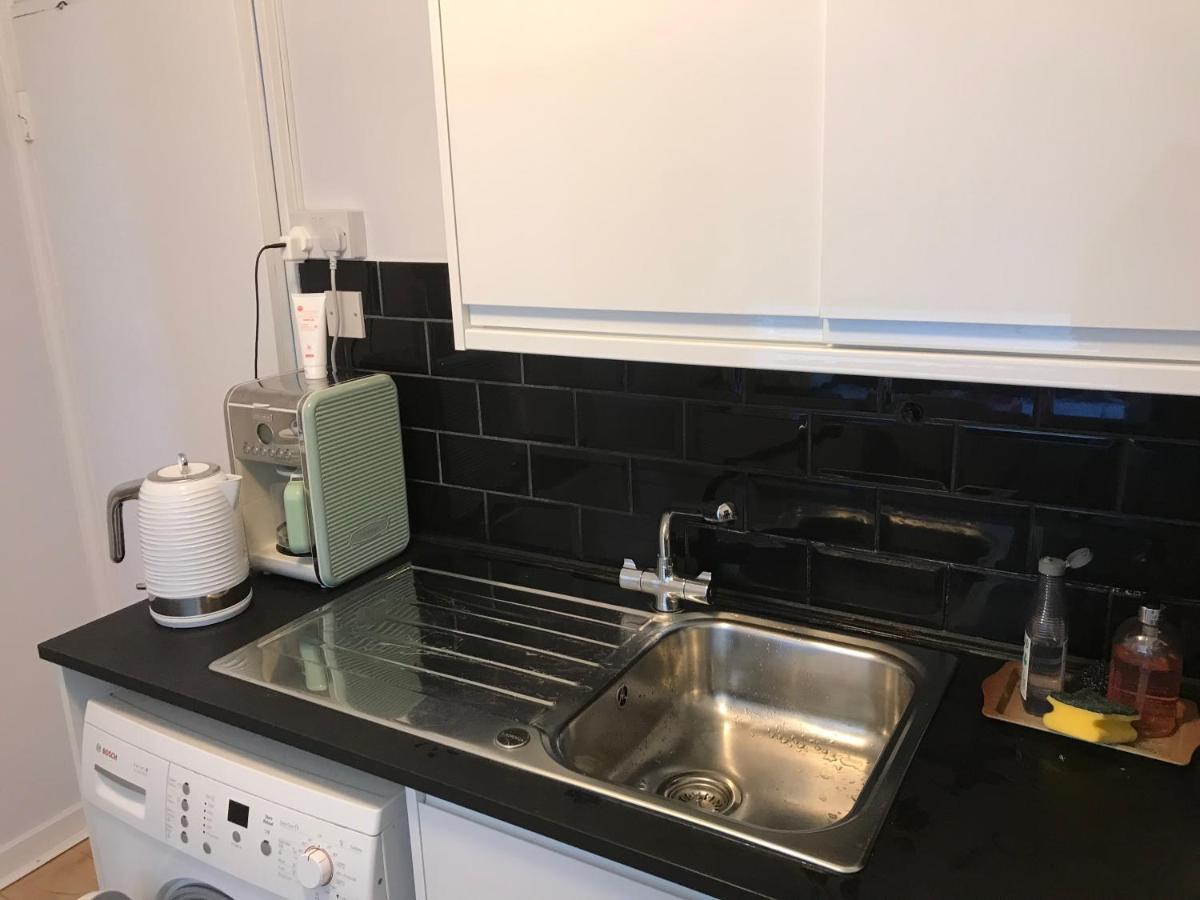 Sunny Flat In With Balcony, Just 15 Mins To Central! Londres