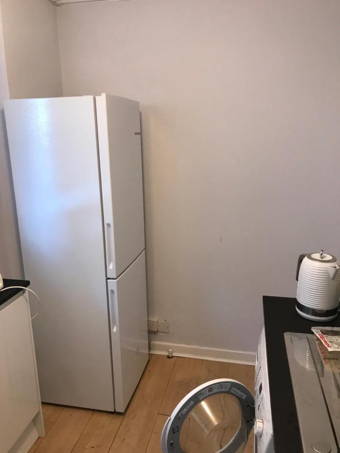 Sunny Flat In With Balcony, Just 15 Mins To Central! *