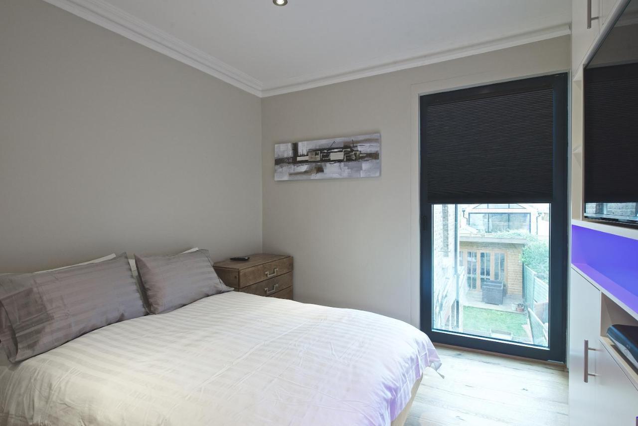 Modern Bedroom In !! Londen