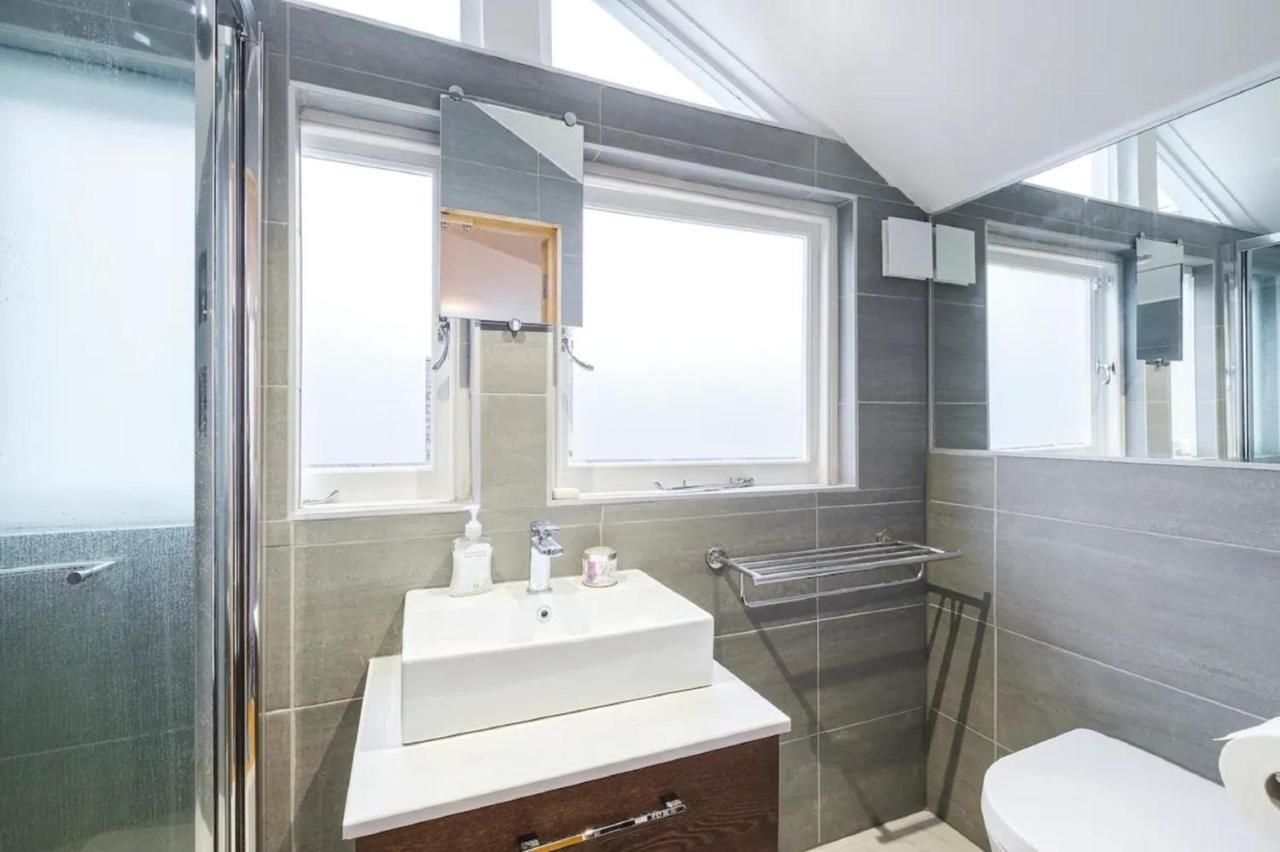 New Stunning 5bd Mews House Casa de Férias Londres