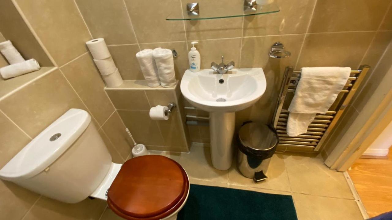 Stylish And Inviting Studio Flat In Coveted Chelsea Location *