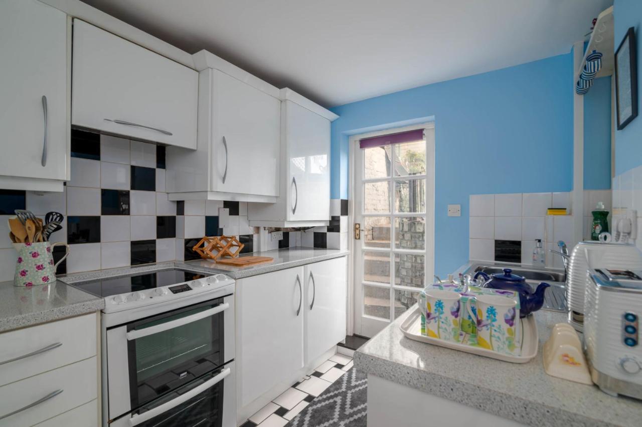 Fantastic 1 Bedroom With Private Patio Londen