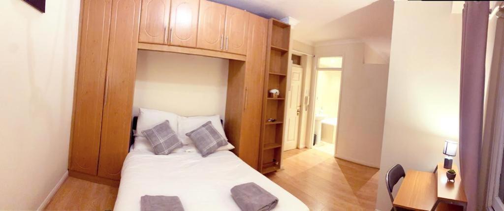 Stylish And Inviting Studio Flat In Coveted Chelsea Location