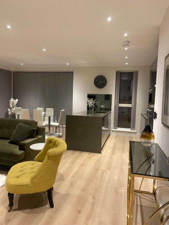 Marvelous 3 Bed Penthouse In Kewbridge Apartamento Londres