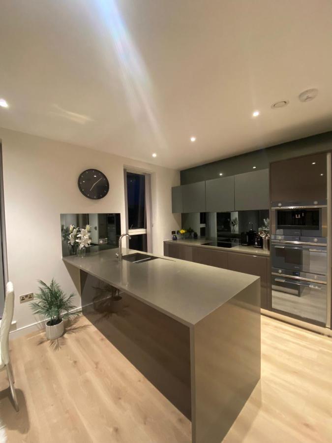 Marvelous 3 Bed Penthouse In Kewbridge Apartamento Londres