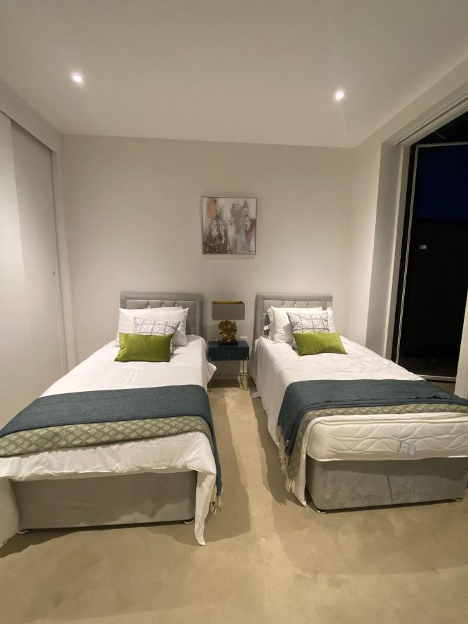 Marvelous 3 Bed Penthouse In Kewbridge Apartamento