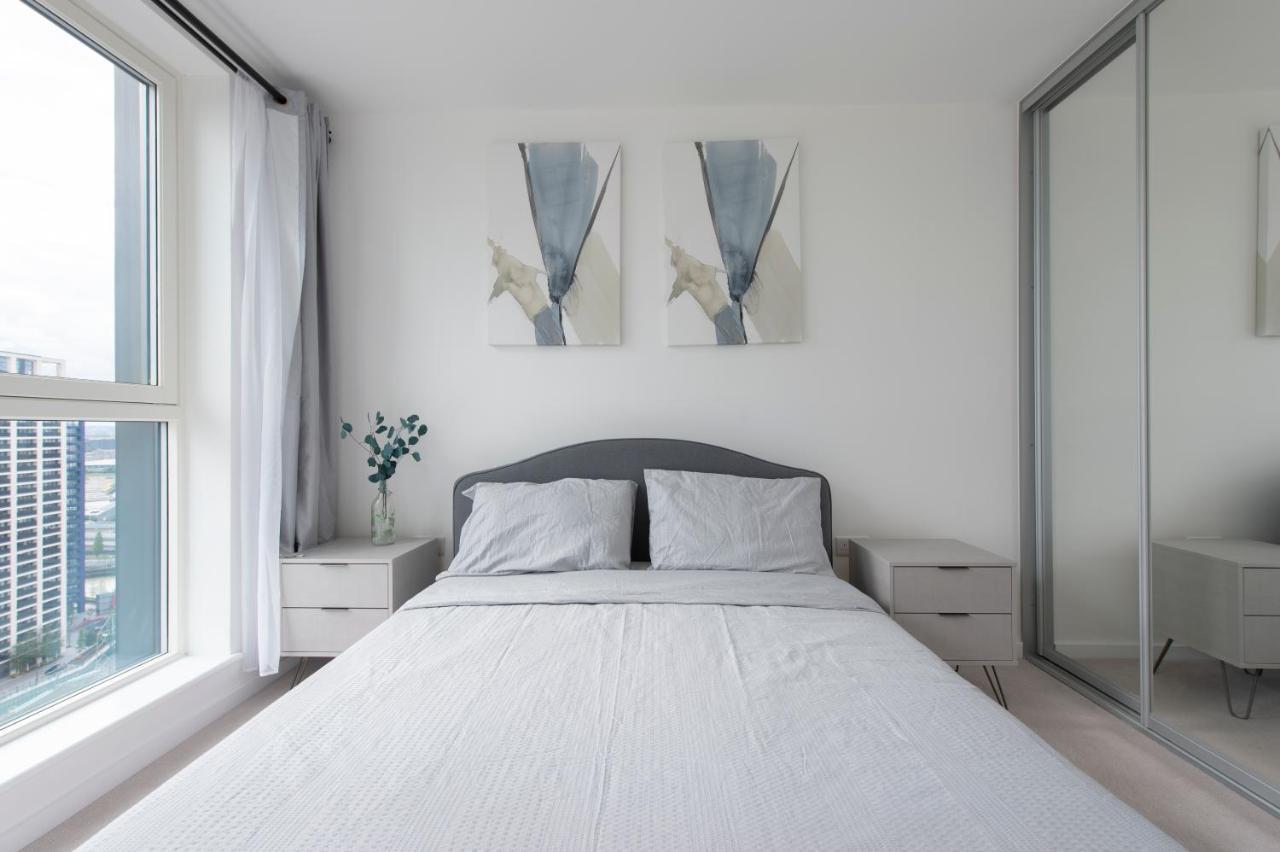 Luxury Penthouse With Stunning Views Near Excel, O2, Airport Apartment London