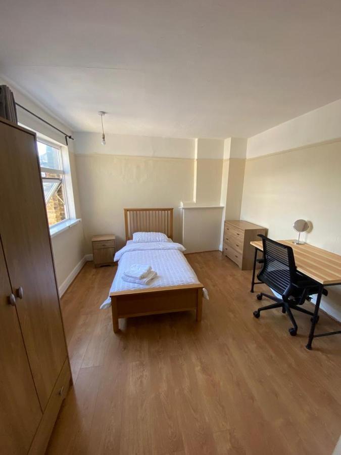 Apartamento Cheerful 3 Bedroom House Just Across Tube Station Londres
