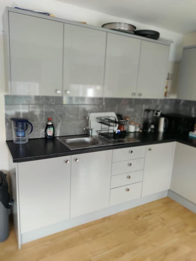 Cheerful 3 Bedroom House Just Across Tube Station Apartamento
