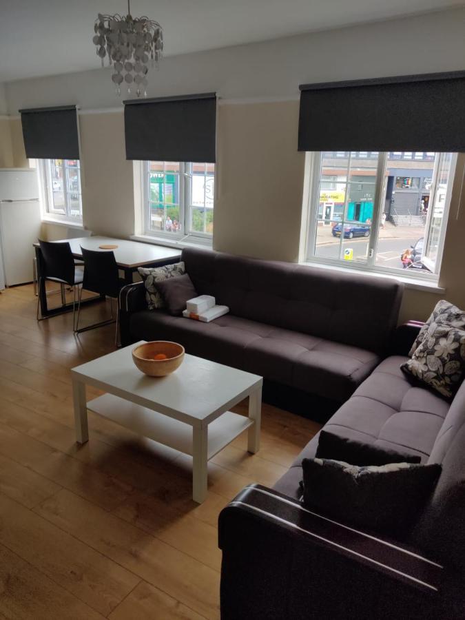 Cheerful 3 Bedroom House Just Across Tube Station Apartamento Londres