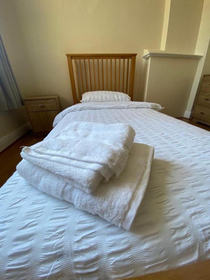 Cheerful 3 Bedroom House Just Across Tube Station Londres