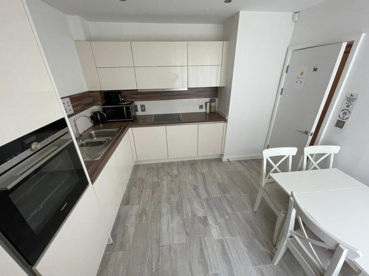 Stratford Luxury House, 5 Minutes Walk Station, Westfield, 3 Bedrooms 3 Bathrooms, Reception, Garden, Parking