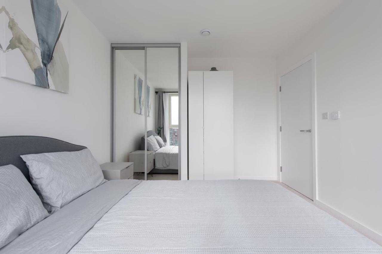 Luxury Penthouse With Stunning Views Near Excel, O2, Airport Apartment London