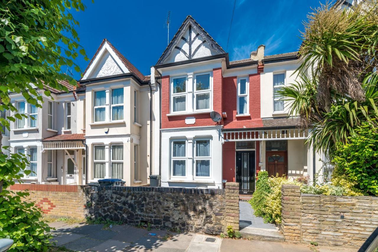 Homestay Homely 4-bedroom With 2 Baths & Free Parking *