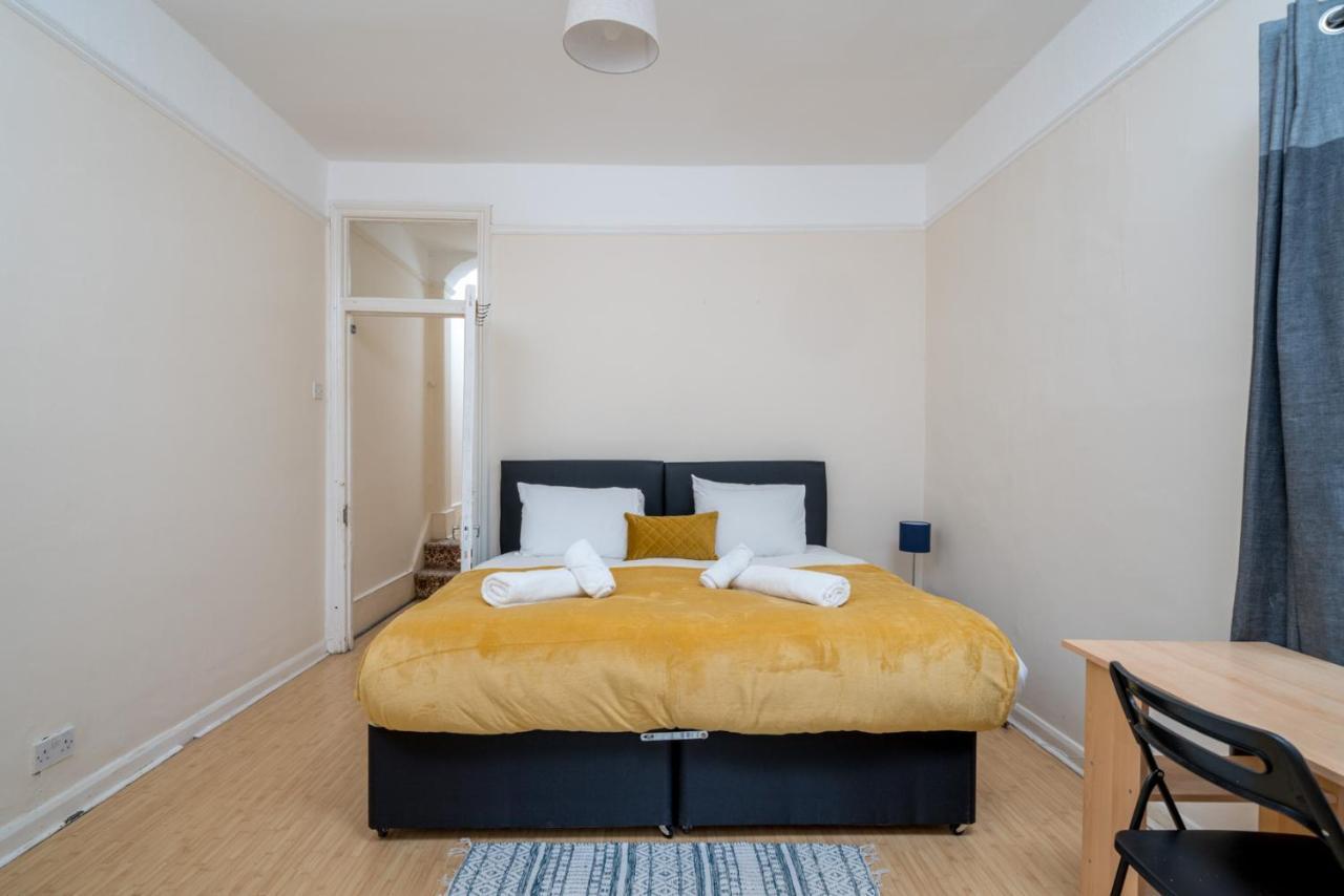 Homely 4-bedroom With 2 Baths & Free Parking