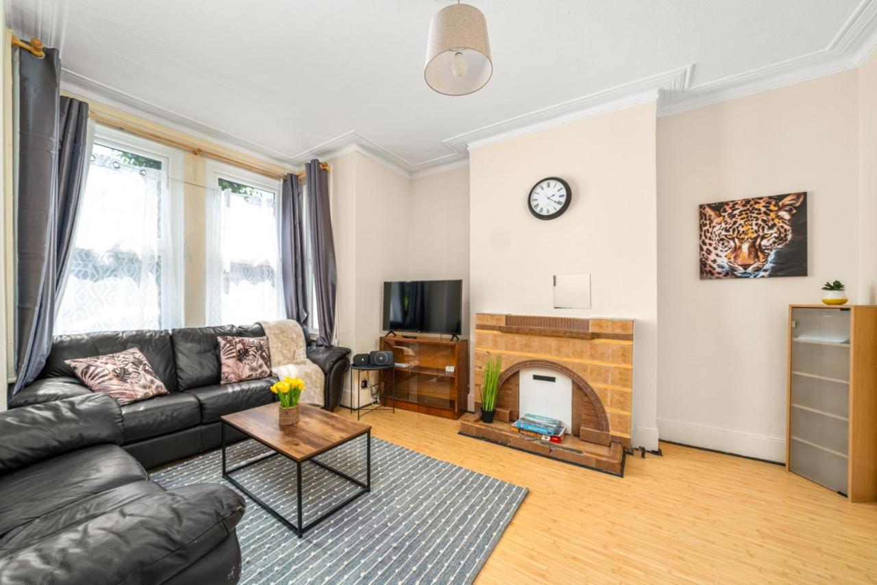 Homestay Homely 4-bedroom With 2 Baths & Free Parking London