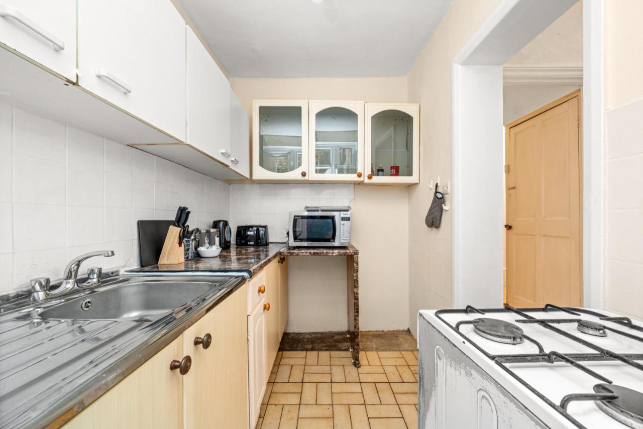 Homely 4-bedroom With 2 Baths & Free Parking Homestay London