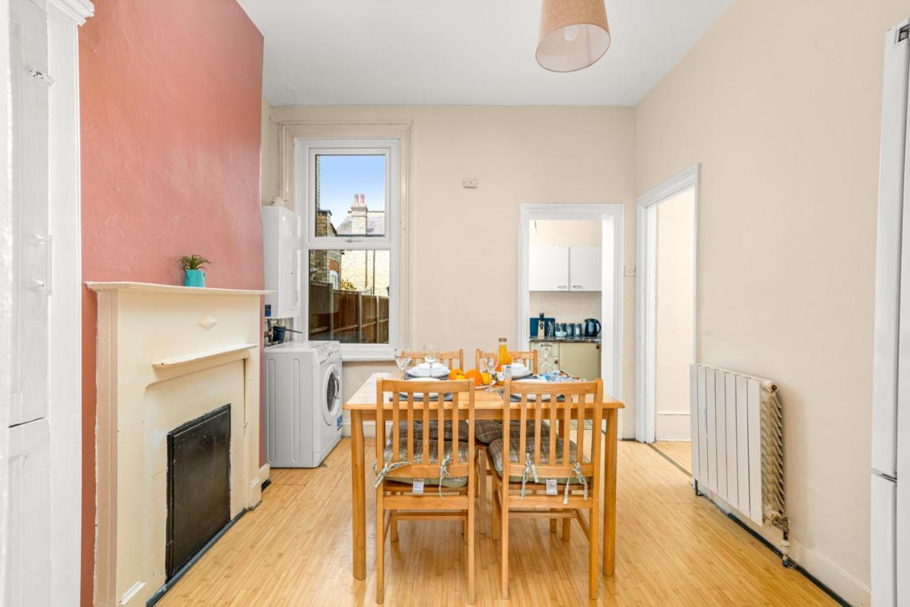 Homely 4-bedroom With 2 Baths & Free Parking Homestay *