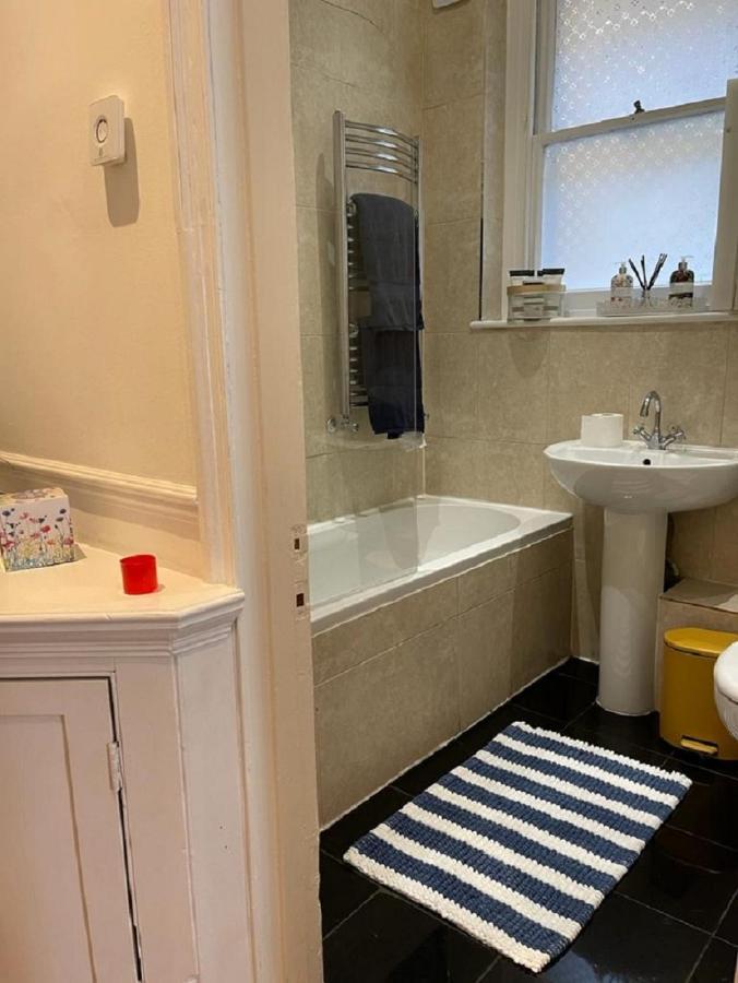 Hyde Park Mansion: Spacious 3-bedroom Balcony Retreat *