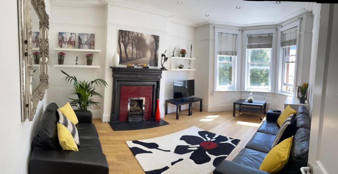 Hyde Park Mansion: Spacious 3-bedroom Balcony Retreat Apartment