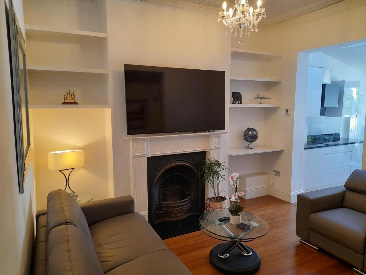 2 Bed Luxury Service In The Heart Of Chiswick Town, W4 Zone 2 Appartement