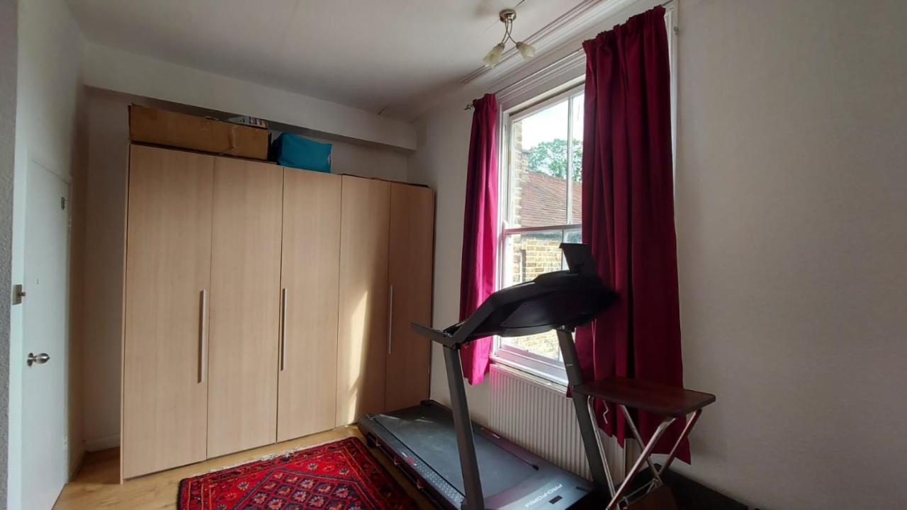 Extra Large One Bedroom Flat With Parking Bed and breakfast Londres