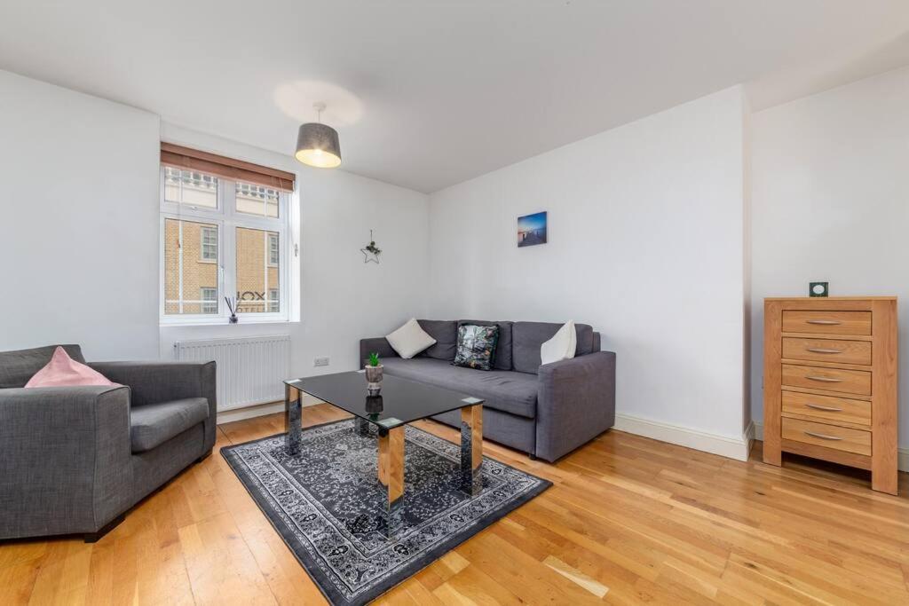 Lovely 2 Bed With With Private Patio Eye Appartement Londen