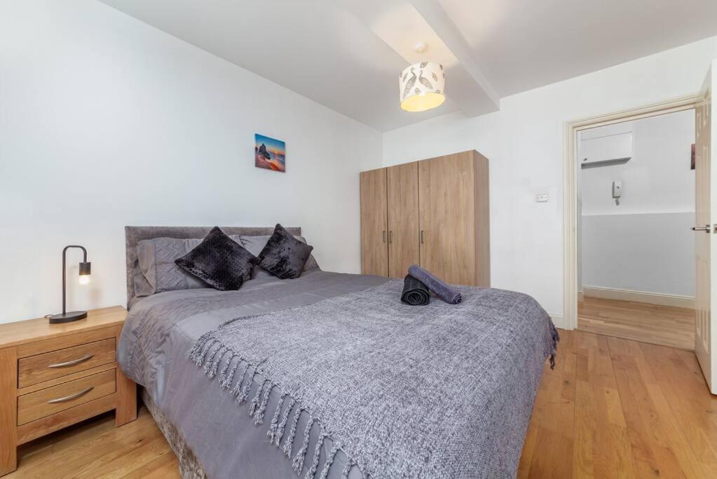 Lovely 2 Bed With With Private Patio Eye * Londen