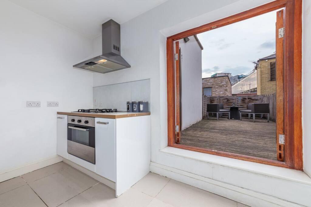 Lovely 2 Bed With With Private Patio Eye * Londen