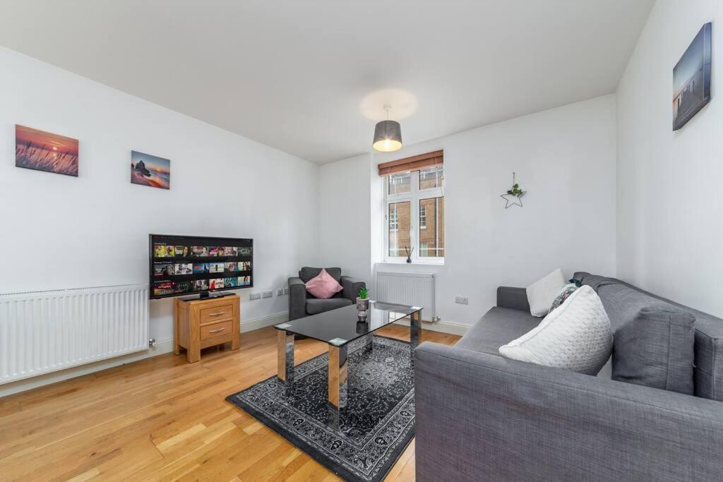Appartement Lovely 2 Bed With With Private Patio Eye *