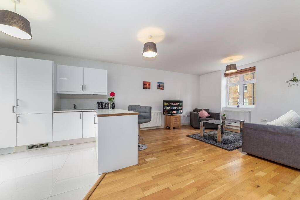 Lovely 2 Bed With With Private Patio Eye Appartement *