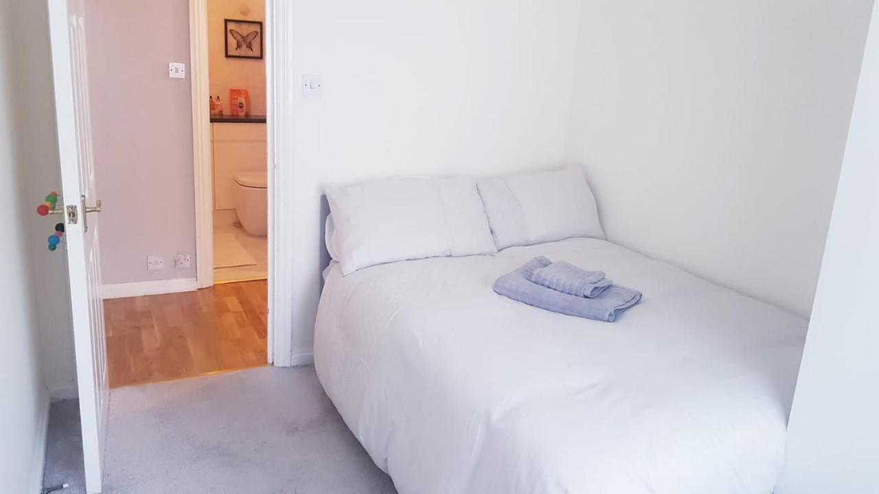 Lovely 2 Bedroom Flat In The Heart Of Water Wimbledon * Londen