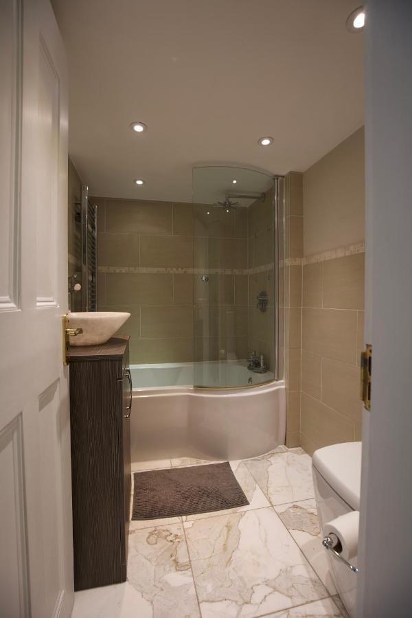Large 2 Beds Flat Overlooking Clapham Common Park
