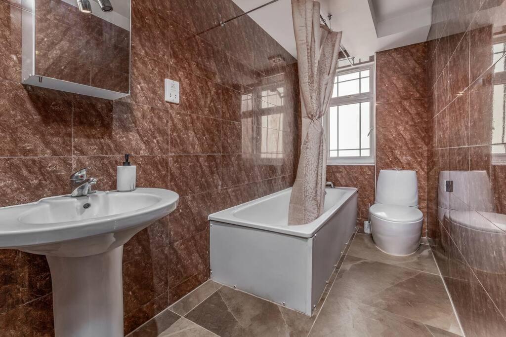 Lovely 2 Bed With With Private Patio Eye * Londen