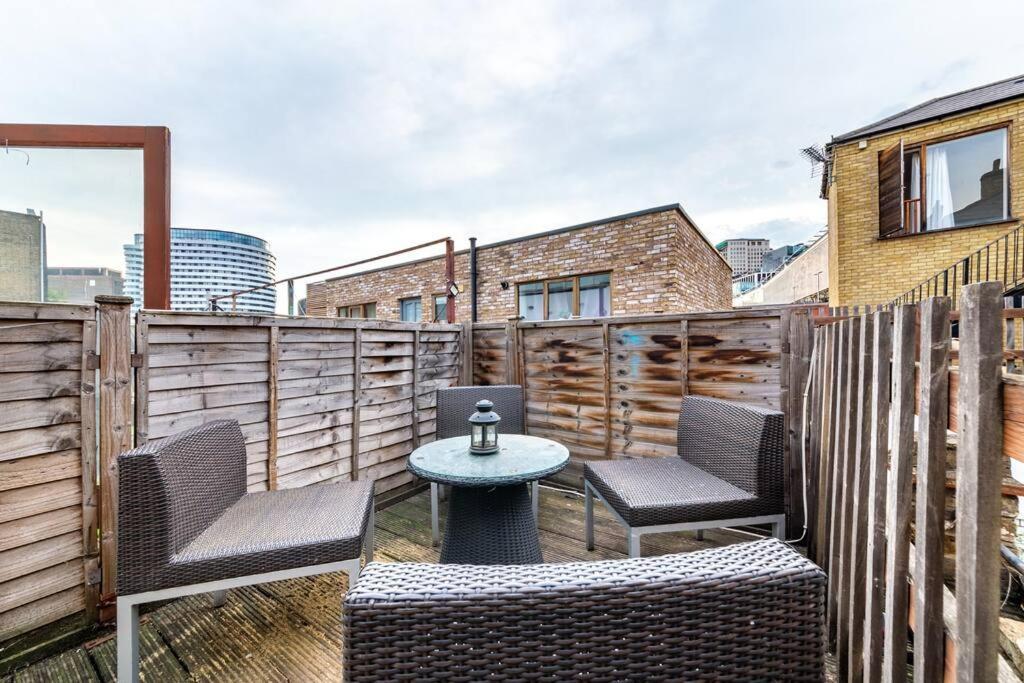Lovely 2 Bed With With Private Patio Eye Appartement *