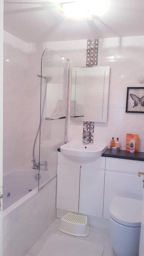 Lovely 2 Bedroom Flat In The Heart Of Water Wimbledon Londen