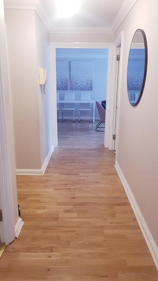 Lovely 2 Bedroom Flat In The Heart Of Water Wimbledon * Londen