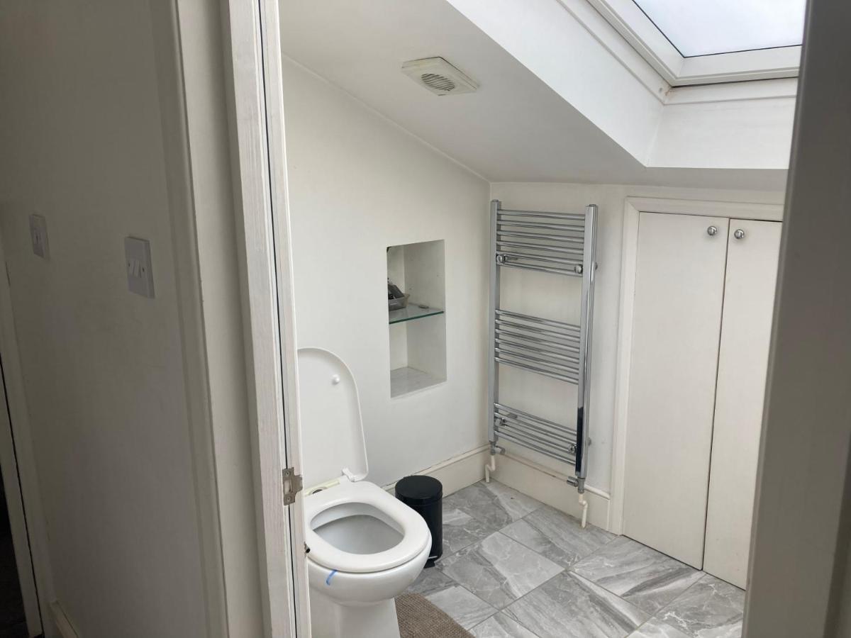 With A View Over South Apartment London