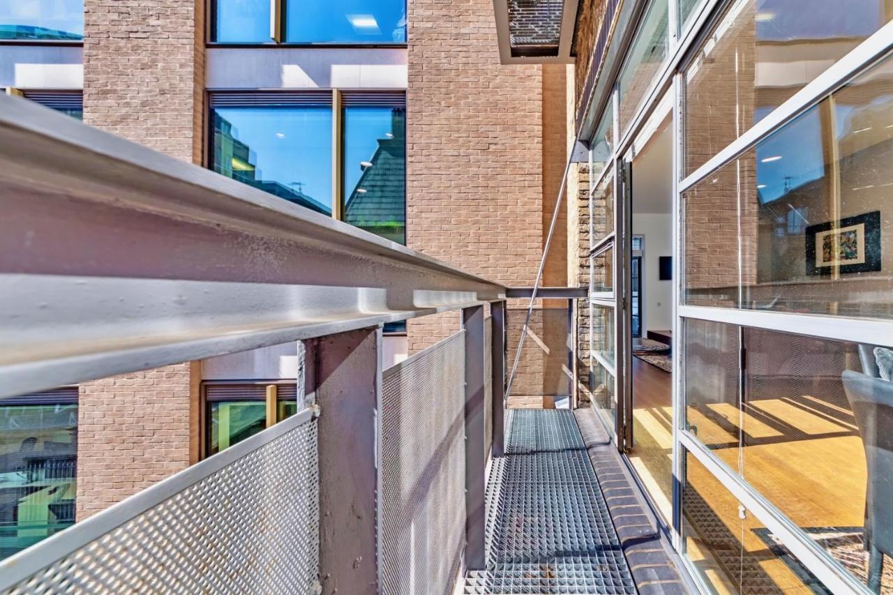 Interior-designer With 2 Terraces *