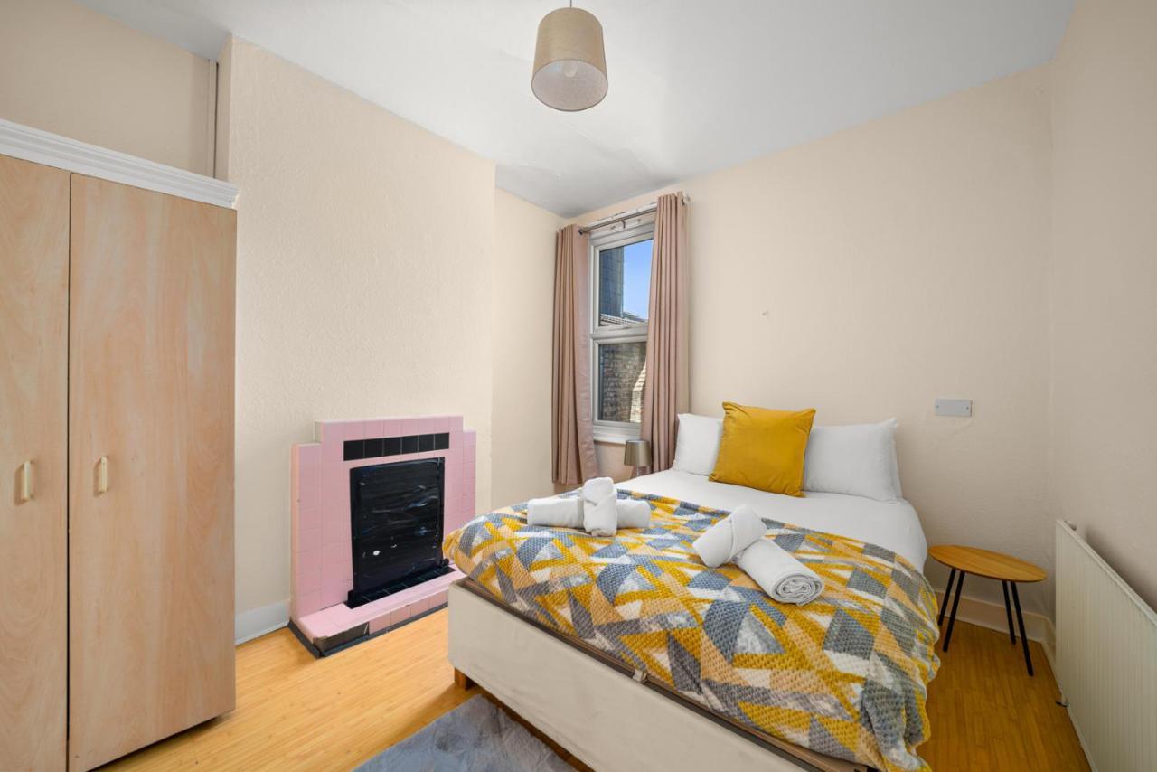 Homely 4-bedroom With 2 Baths & Free Parking