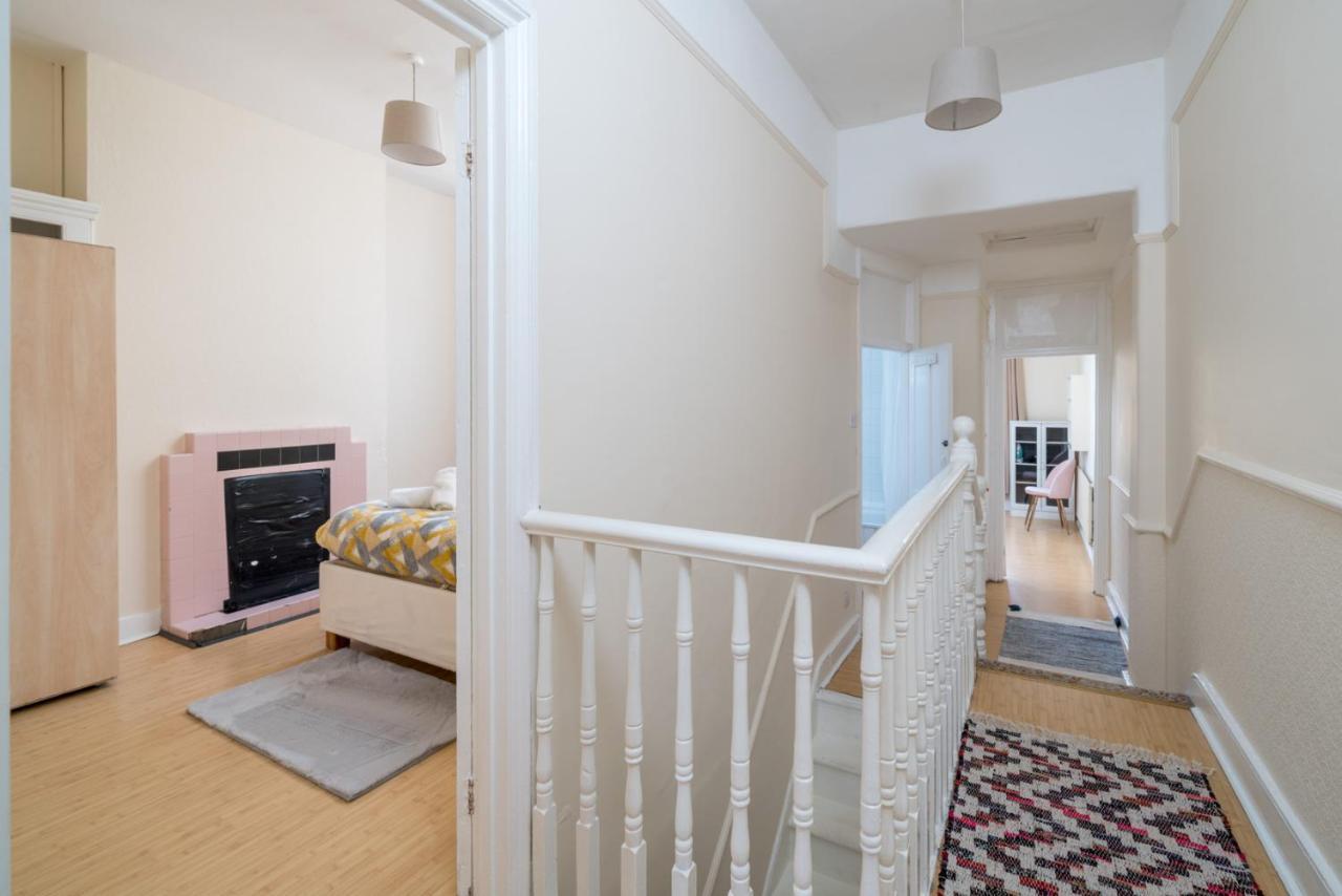 Homestay Homely 4-bedroom With 2 Baths & Free Parking *