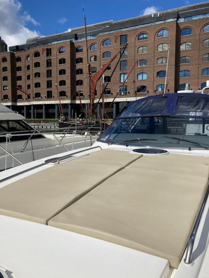 Entire Boat At St Katherine Docks 2 Available Select Using Options * Londres