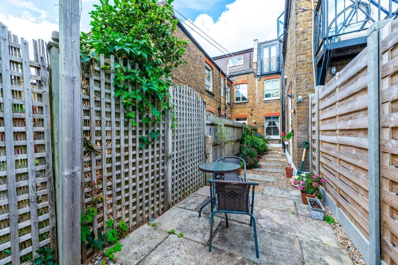 Pass The Keys West Cheerful Garden Londres