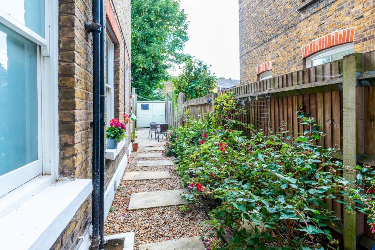 Pass The Keys West Cheerful Garden Londres