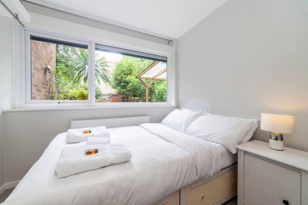 Ferienhaus Newly Refurbished 5 Bdr House Wgarden And Parking