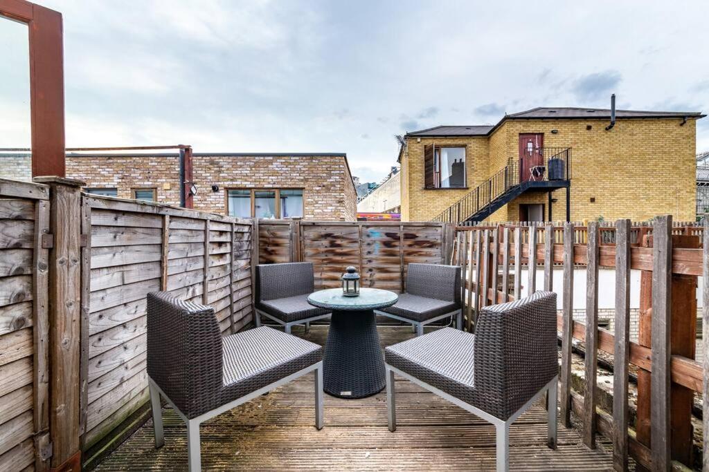 Lovely 2 Bed With With Private Patio Eye Appartement *