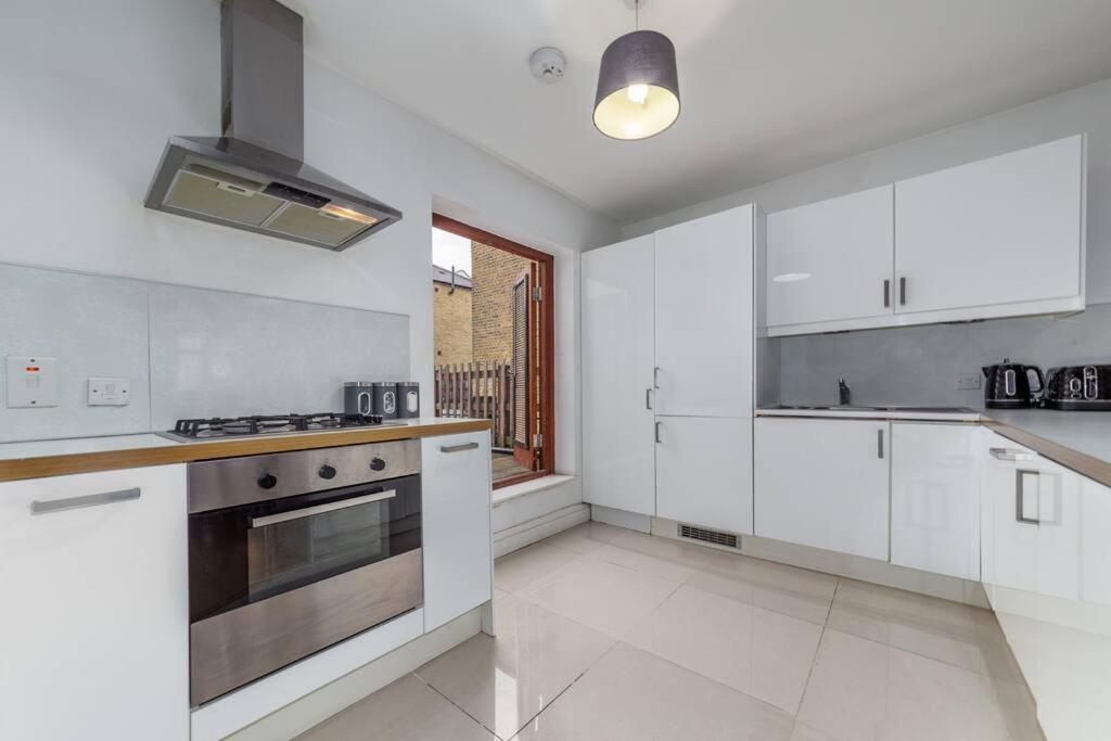 Lovely 2 Bed With With Private Patio Eye Appartement Londen