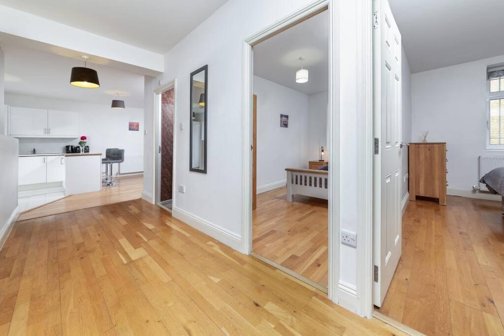 Lovely 2 Bed With With Private Patio Eye Appartement
